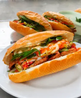 Hình ảnh Bánh mì chả cá + trứng