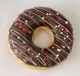 Hình ảnh Donut scl đen love1- cốm trái tim