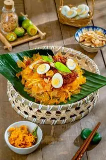 Hình ảnh Bánh tráng trộn tép khô - Rice Paper Salad with Dried Shrimps