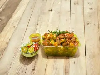 Hình ảnh chân gà sốt thái mix trứng non phần trung