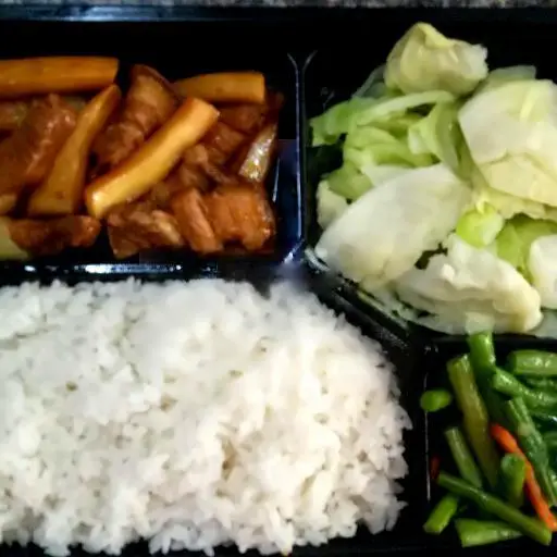Hình ảnh Cơm thịt kho dừa hoặc củ cải (tùy theo ngày)