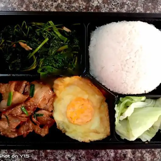 Hình ảnh Cơm thịt rang cháy cạnh - Trứng ốp