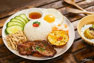 Hình ảnh cơm sườn bì chả trứng đặt biệt