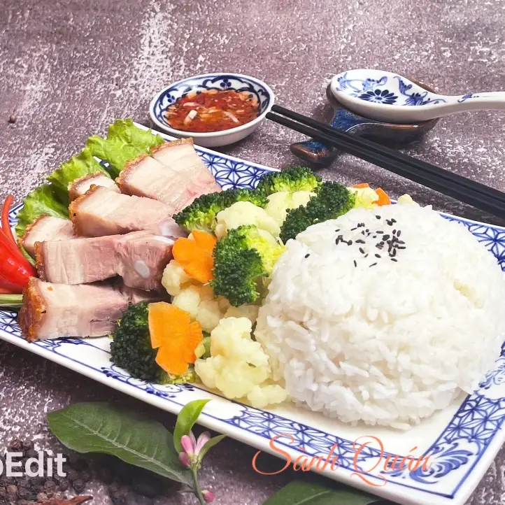 Hình ảnh Cơm Heo Quay Ngũ Vị Giòn Bì