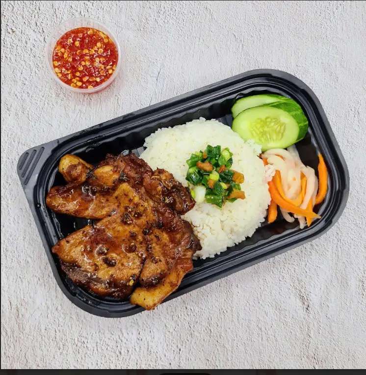 Hình ảnh Cơm Sườn Nướng Sốt Tiêu Đen