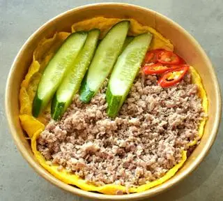 Hình ảnh cơm thịt bằn phủ trứng