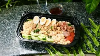 Hình ảnh Xôi trộn chà bông lạp xưởng sốt nước tương nhà làm