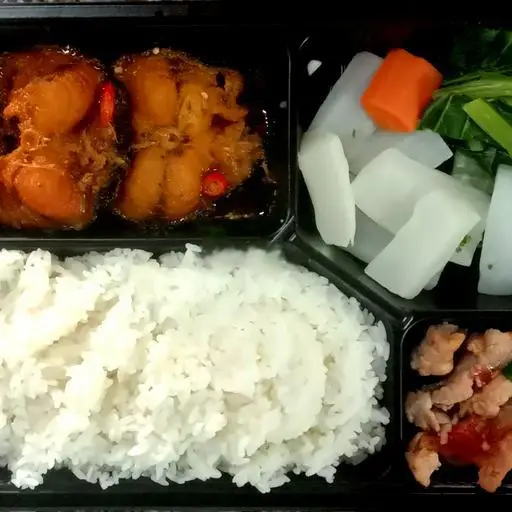 Hình ảnh Cơm cá trê kho - Thịt sốt cà chua hoặc thịt luộc