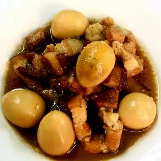 Hình ảnh Cơm ba chỉ kho trứng cút