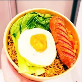 Hình ảnh Mì Trộn Indomie trứng ốp la + xúc xích 