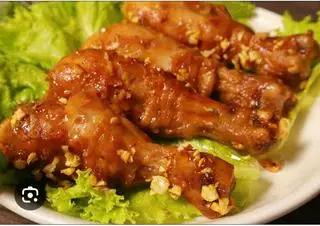 Hình ảnh cơm đùi gà mắm tỏi 