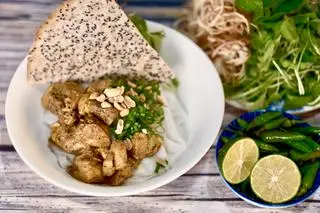 Hình ảnh mì quảng gà đặc biệt