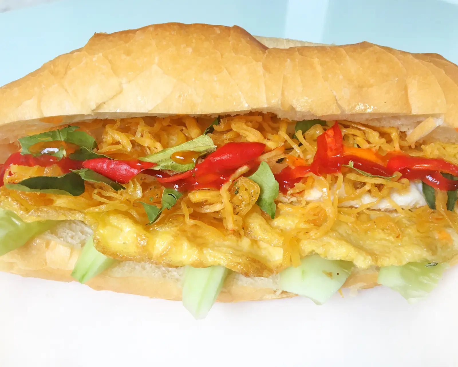 Hình ảnh Bánh mì trứng khô gà cay