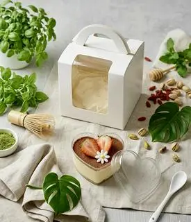 Hình ảnh tiramisu họp tim vị truyền thống cacao và matcha