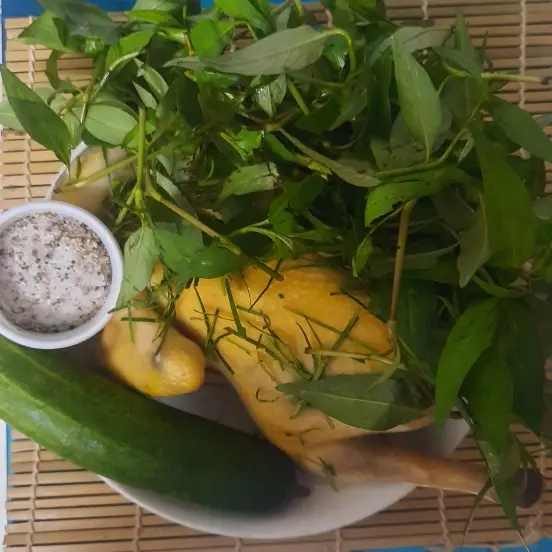 Hình ảnh 1 Gà Tre nguyên Con Luộc + Lá Chanh + Đồ Chấm Rau Ăn Kèm 