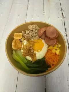 Hình ảnh Đặt biệt mì trộn cá viên, xúc xích, thịt heo băm
