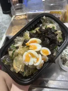 Hình ảnh Bánh tráng trộn khô bò đen trứng lòng đào