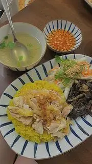 Hình ảnh Cơm gà Hội An đặc biệt