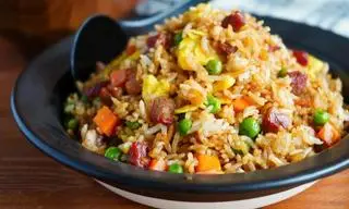Hình ảnh Combo full topping Cơm chiên Dương Châu ( trứng, xúc xích, canh rong biển )