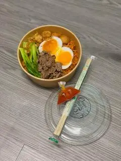 Hình ảnh Mì Trộn Bò Sốt Tiêu Đen Trứng Tóp Mỡ Kèm Súp Rong Biển