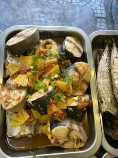 Hình ảnh Cơm cá ngừ kho thơm