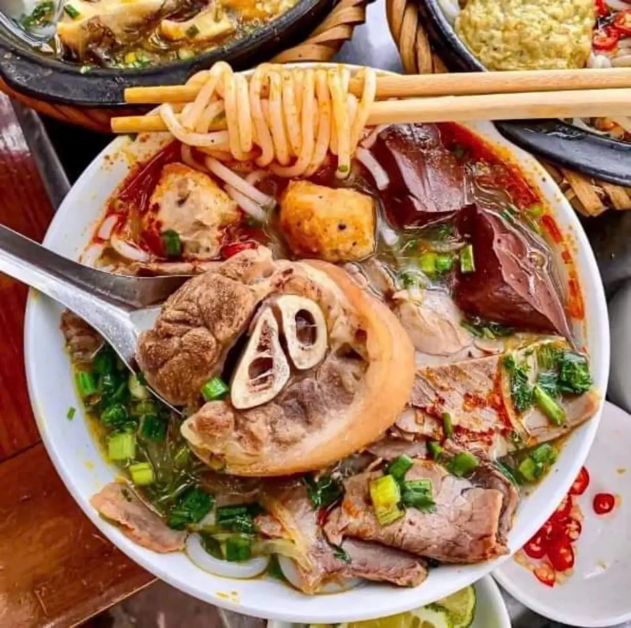 Hình ảnh Bún bò Huế ( Đặc biệt ) + Thêm khoanh giò giữa 