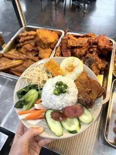 Hình ảnh Cơm tấm sườn bì chả