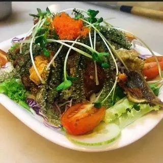 Hình ảnh Salad da cá hồi chiên giòn