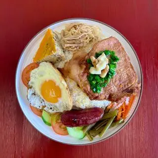 Hình ảnh Cơm sườn - bì - chả trứng - trứng ốp la - lạp xưởng