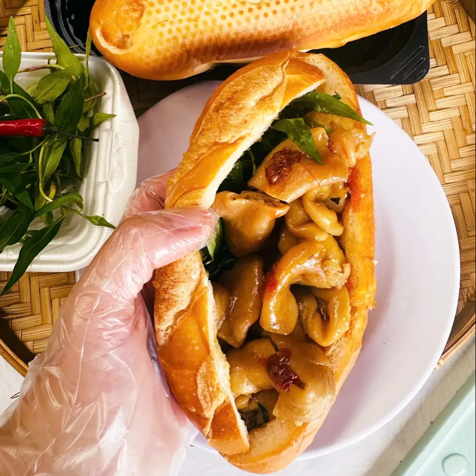 Hình ảnh Bánh mì phá lấu ruột - lưỡi khìa nước dừa