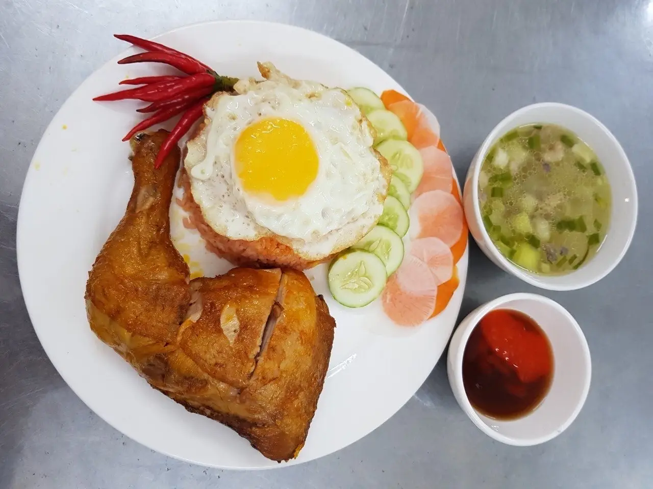 Hình ảnh Cơm Gà Góc Tư Trứng Ốp La