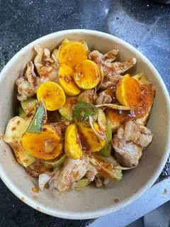 Hình ảnh chân gà sốt thái trứng non