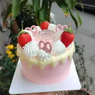 Hình ảnh bánh kem hồng socola trắng chảy (dâu tây theo mùa) 