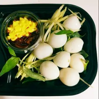Hình ảnh Trứng cút chấm sốt me bơ (kèm bánh tráng)