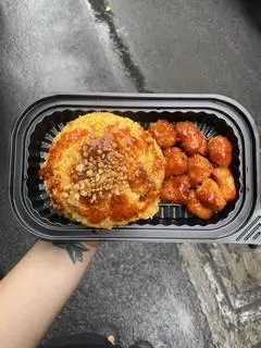 Hình ảnh Cơm gà viên sốt chua ngọt