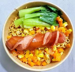 Hình ảnh Mì trộn indomie + xúc xích ( 1vắt)