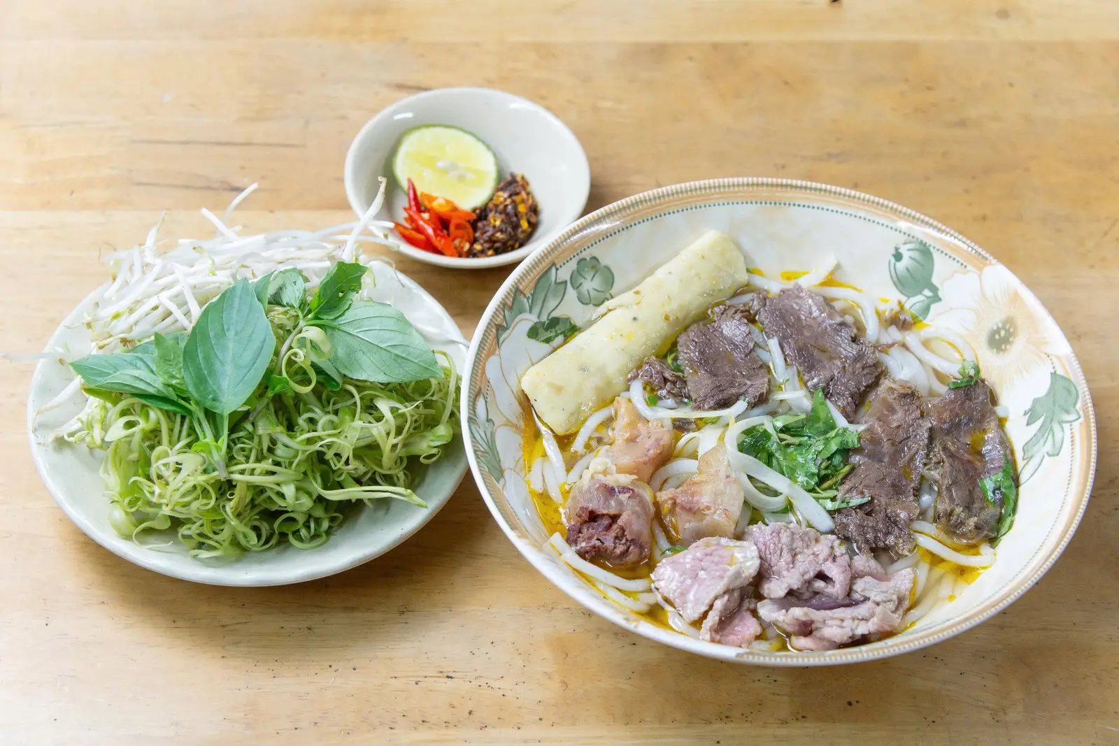 Hình ảnh Bún bò tái bắp gân