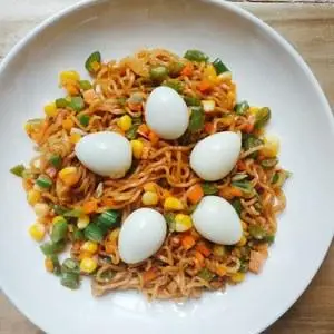 Hình ảnh Mì trộn trứng cút