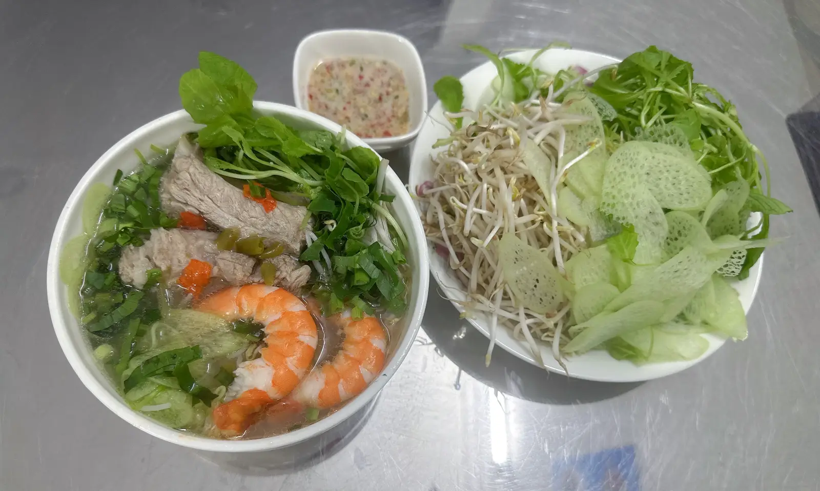 Hình ảnh Bún sườn cay - tôm