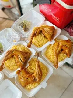 Hình ảnh Cơm gà xối mỡ đùi lớn góc tư