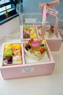 Hình ảnh ( HỘP MICA HỒNG) Set 1 bánh tiramisu trái tim và 6 cup Pannacotta 