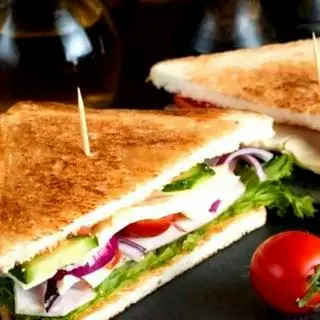 Hình ảnh Sandwich - xúc xích nướng sốt Bbq- coca