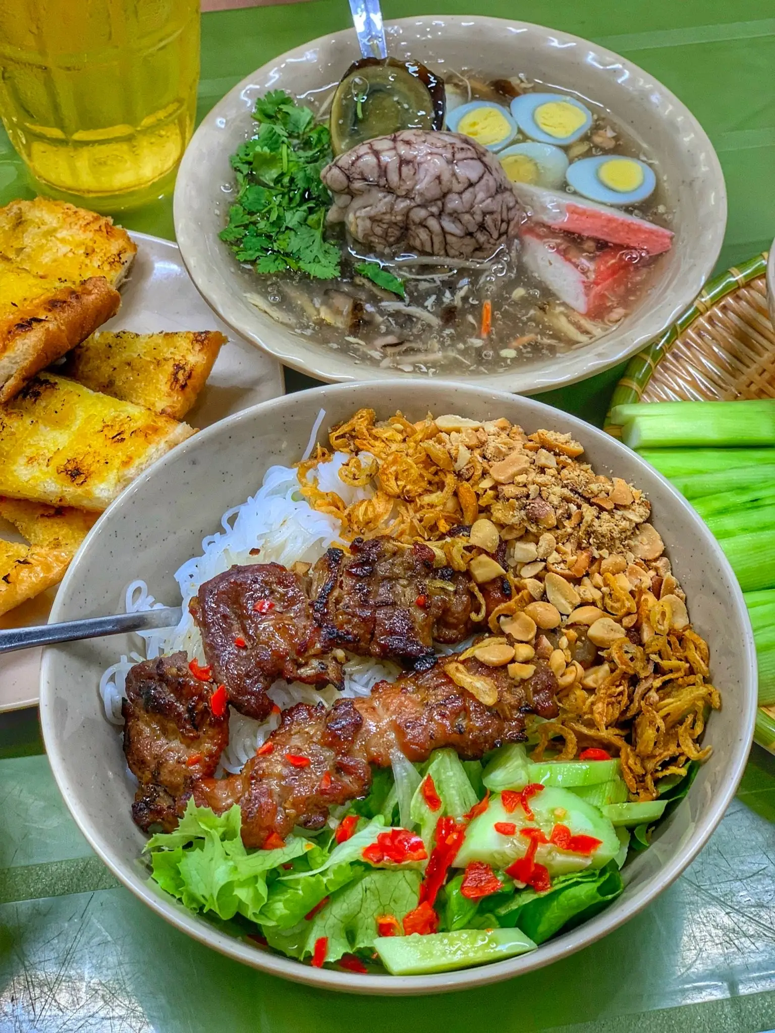 Hình ảnh Bún trộn thịt xiên nướng
