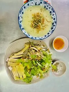 Hình ảnh Gà góc tư đùi chặt - gỏi - cháo