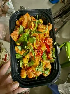 Hình ảnh Chân gà rút xương mix trứng gà non sốt Thái P50