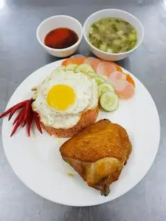 Hình ảnh Cơm gà xối mỡ má đùi