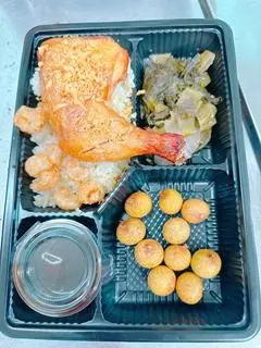 Hình ảnh Cơm gà má đùi - canh rong biển