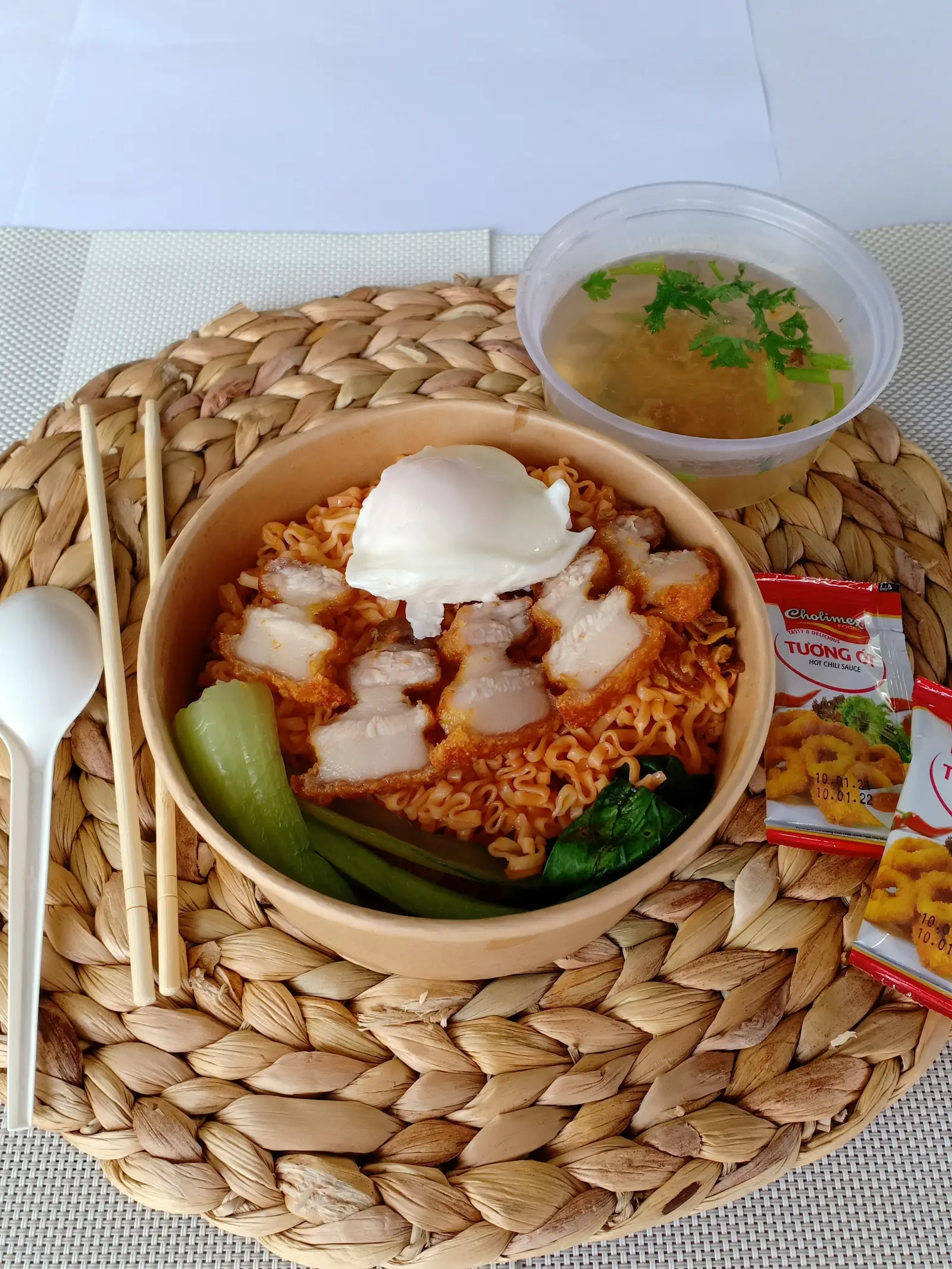 Hình ảnh Mì trộn heo giòn + súp trứng lòng đào