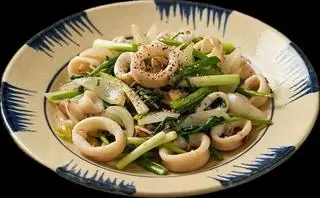 Hình ảnh Mực xào hành cần