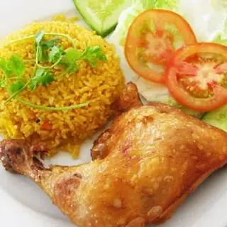 Hình ảnh Cơm Rang Đùi Gà Xối Mắm